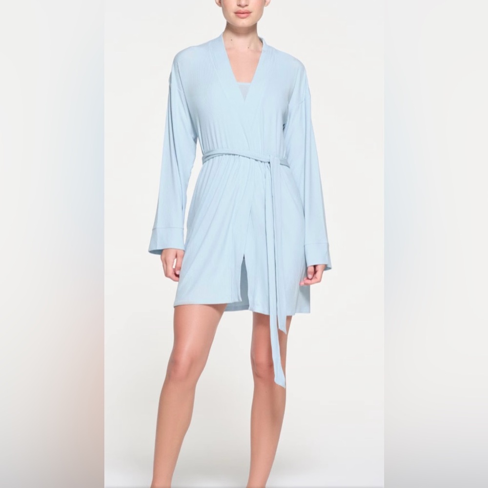SKIMS Soft Lounge Short Robe - Celeste